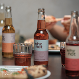 Refrigerante Why Not em garrafa de vidro de 33cl com sabor a romã e pepino.